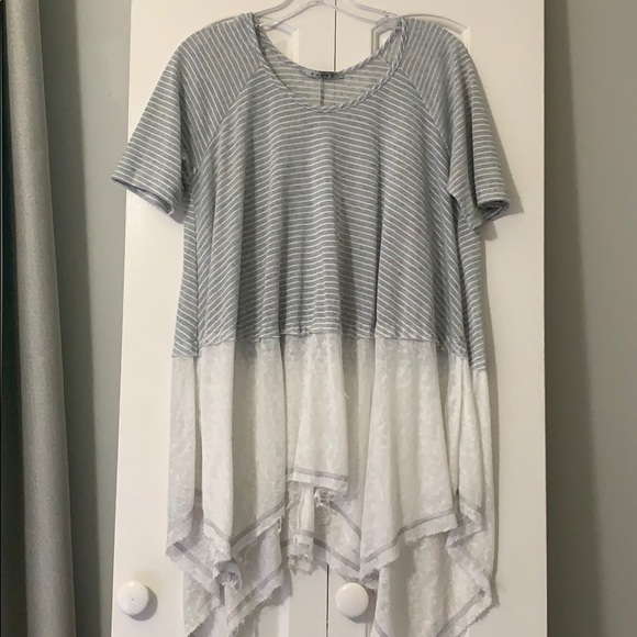 Tops - Gray & white striped top